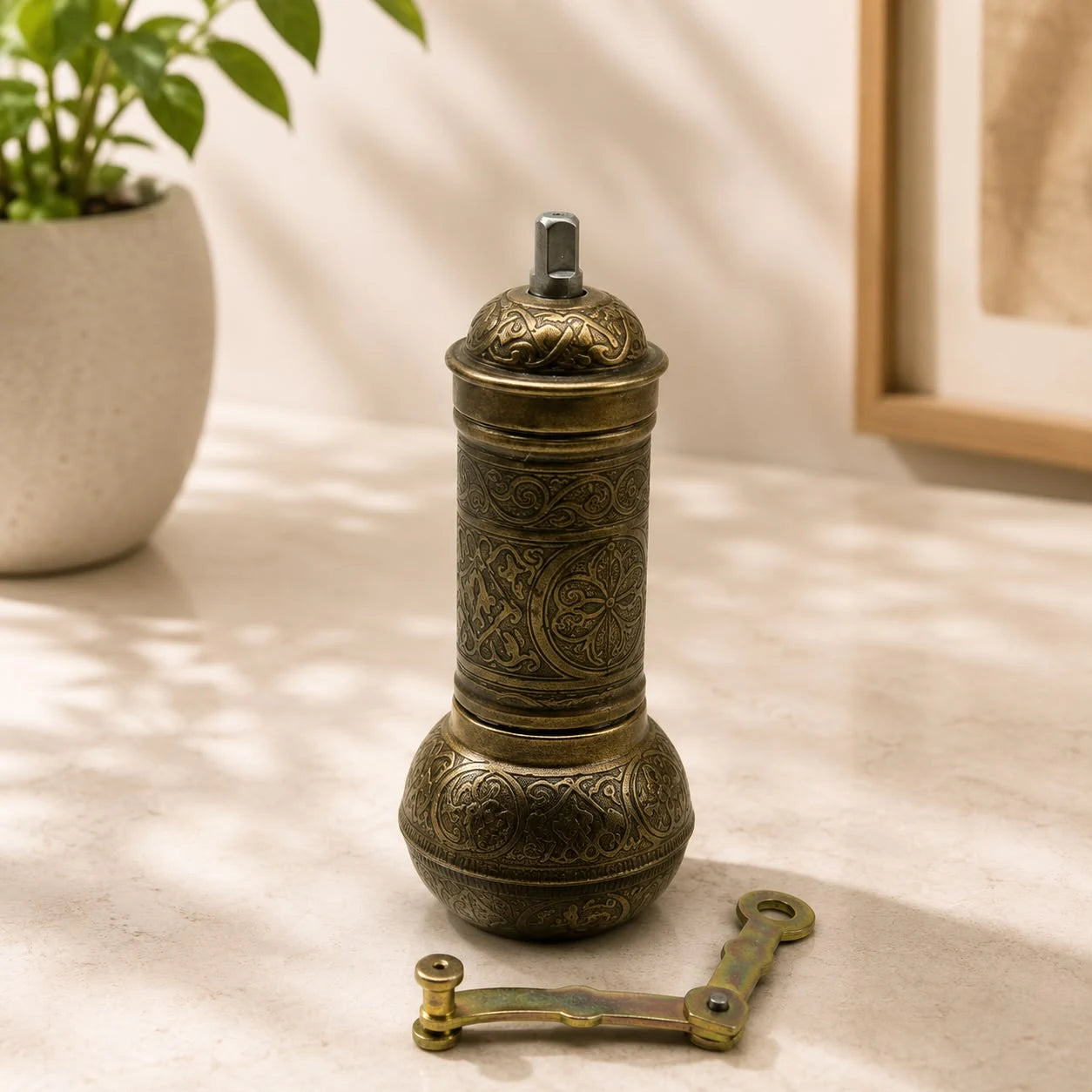 Molinillo de café Bronce; Molinillo de café Bronce con detalles visibles que realzan su presencia en la mesa o el hogar
