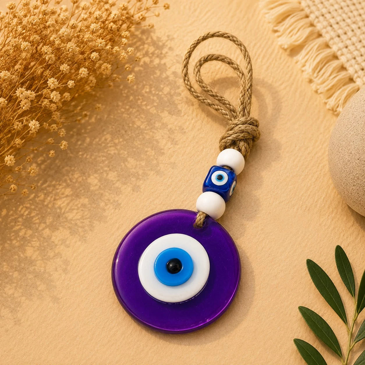 Ojo turco violeta; Ojo turco violeta como pieza decorativa de inspiración turca, con detalles visibles en su diseño