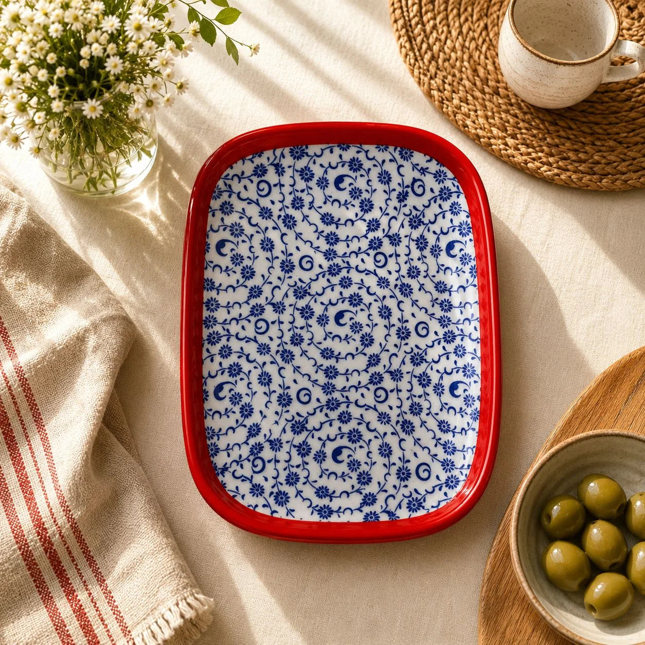 Bandeja rectangular blanca con estampado floral azul fino repetido y borde rojo