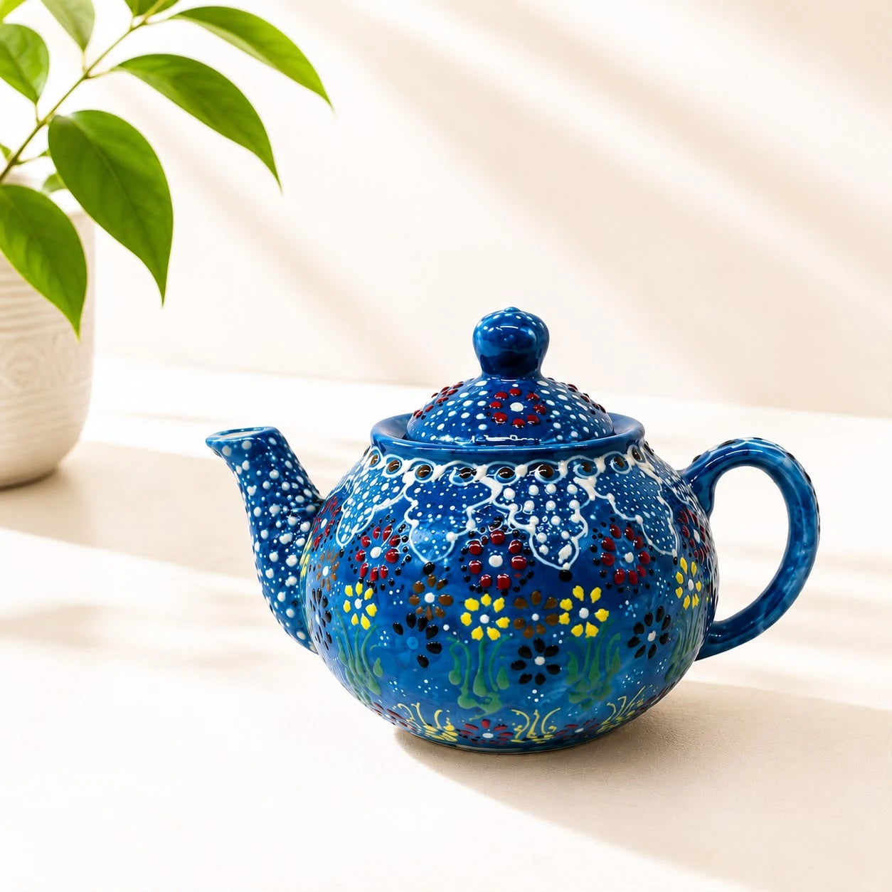 Tetera de Cerámica Azul; Tetera de Cerámica Azul con terminación decorativa visible para preparar o servir infusiones