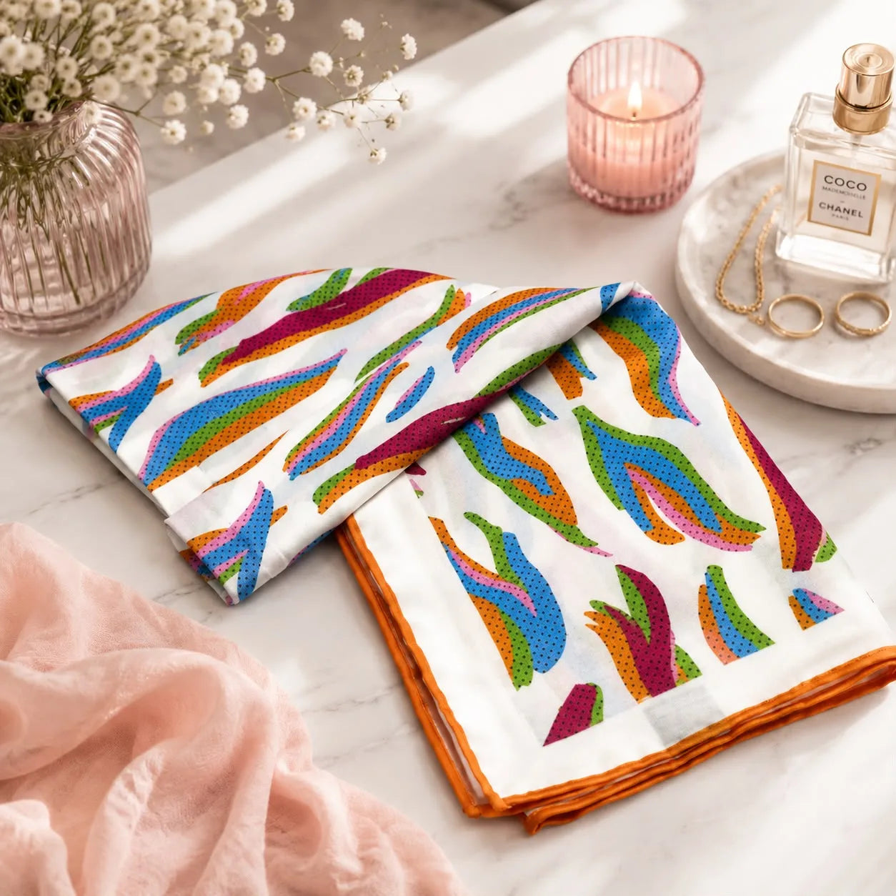 Pañuelo de seda turco con trazos abstractos fucsia, azul y naranja sobre fondo blanco