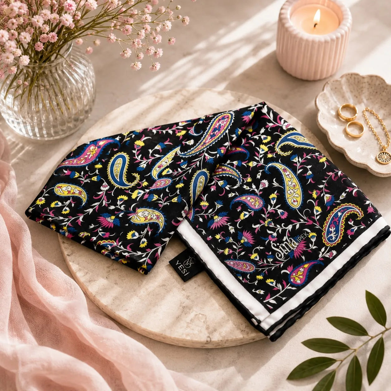 Pañuelo de seda turco con estampado paisley floral multicolor sobre fondo negro