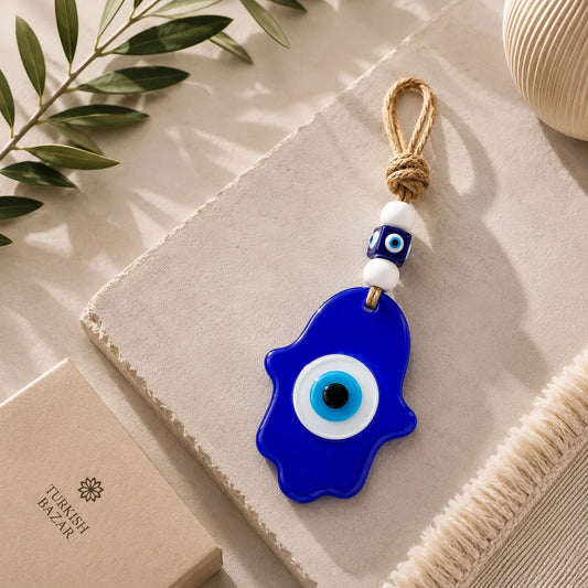 Mano de Fátima Azul; Mano de Fátima Azul como pieza decorativa de inspiración turca, con detalles visibles en su diseño