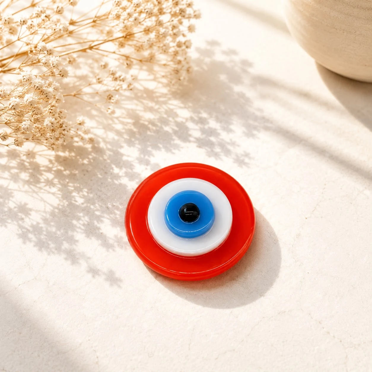 Imán ojo Rojo; Imán ojo Rojo con ojo turco visible en una combinación de colores definida por su diseño