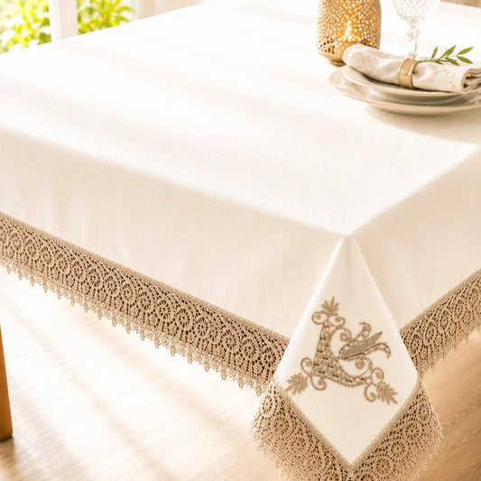 Mantel bordado blanco; Mantel bordado blanco con motivos textiles visibles y terminación decorativa