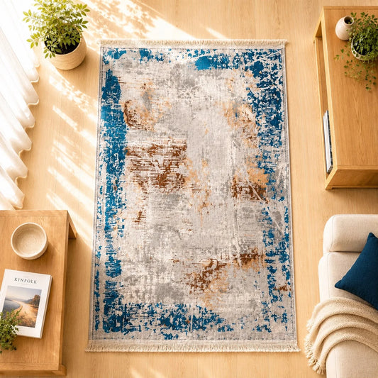 Alfombra de terciopelo pinceladas azules; Alfombra de terciopelo pinceladas azules con un diseño visible que aporta un acento decorativo al ambiente