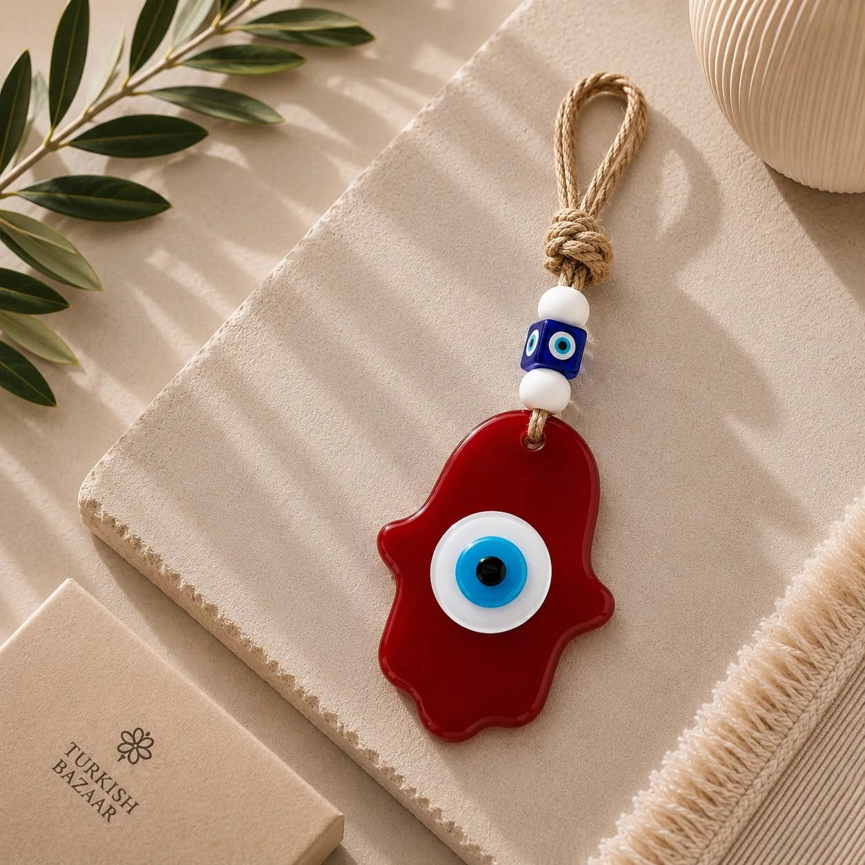 Mano de Fátima Roja; Mano de Fátima Roja como pieza decorativa de inspiración turca, con detalles visibles en su diseño