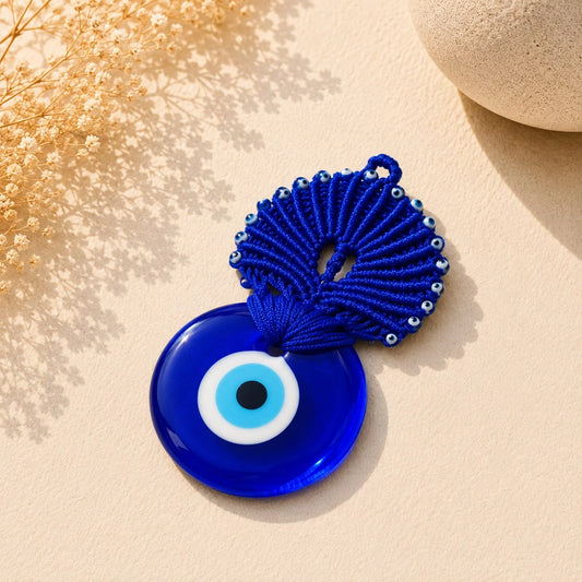 Ojo Turco macrame azul; Ojo Turco macrame azul como pieza decorativa de inspiración turca, con detalles visibles en su diseño