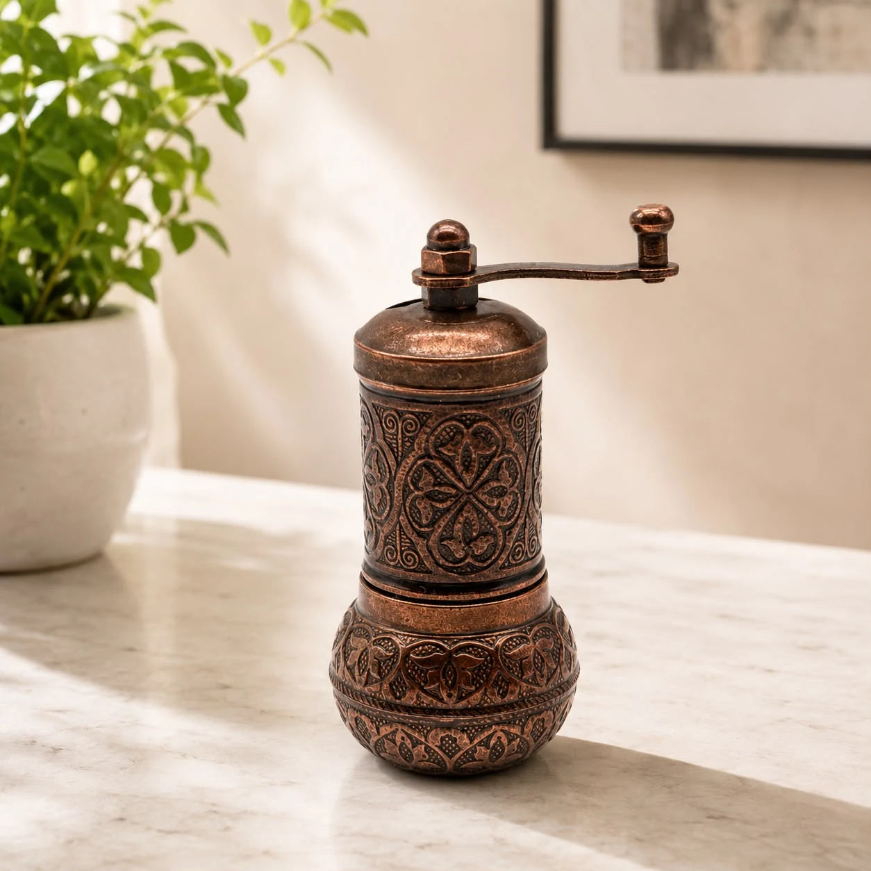 Molinillo de Pimienta Cobre; Molinillo de Pimienta Cobre con detalles visibles que realzan su presencia en la mesa o el hogar