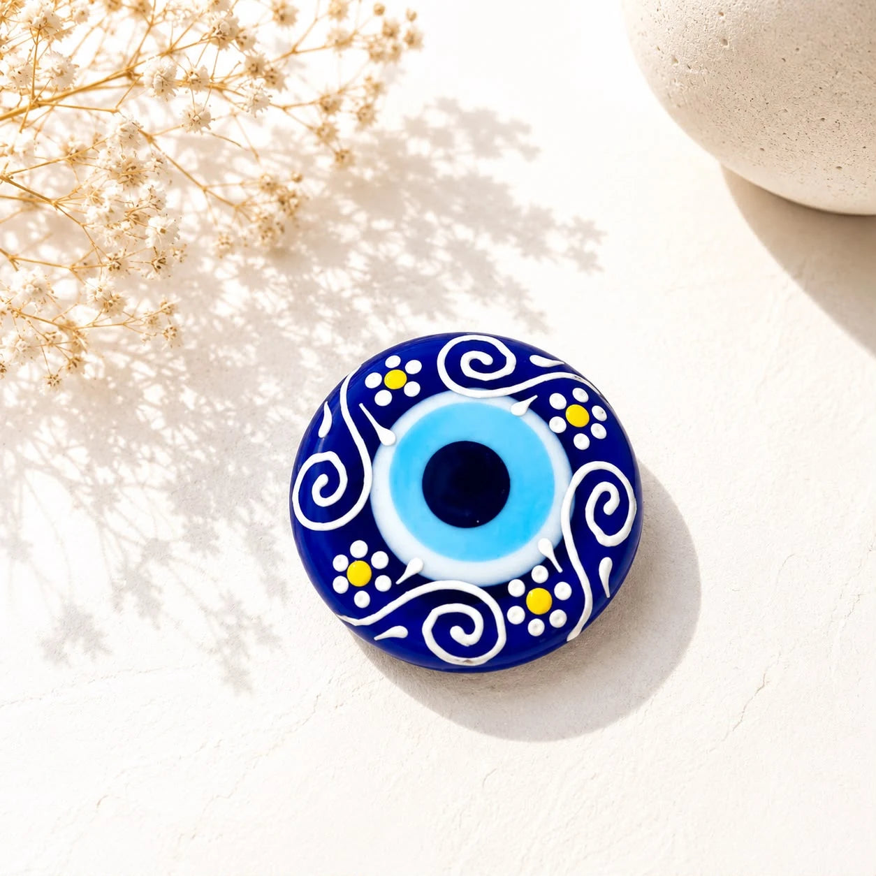 Imán ojo turco espirales azul; Imán ojo turco espirales azul con ojo turco visible en una combinación de colores definida por su diseño