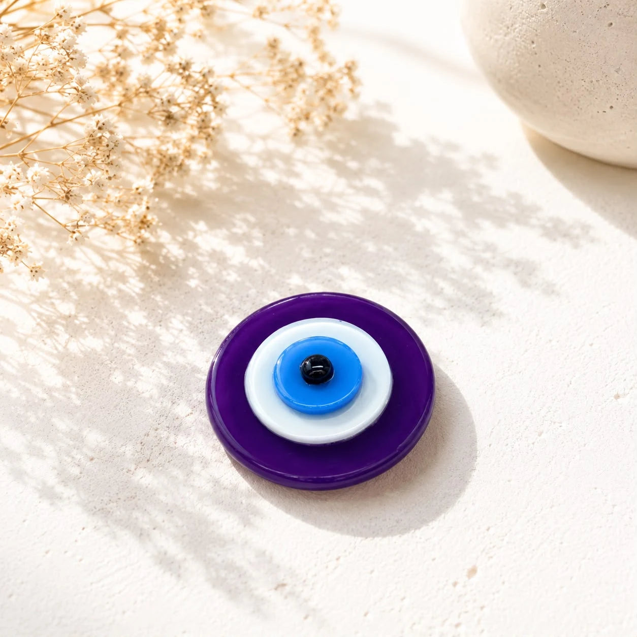 Imán ojo Violeta; Imán ojo Violeta con ojo turco visible en una combinación de colores definida por su diseño
