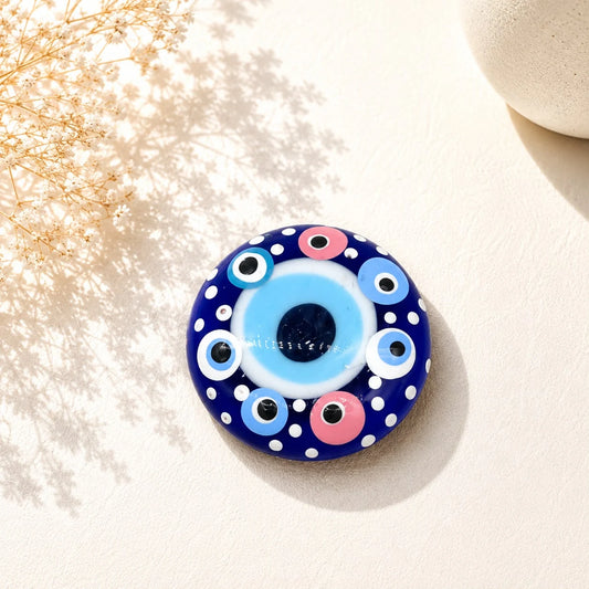 Imán ojo turco puntos multicolor; Imán ojo turco puntos multicolor con ojo turco visible en una combinación de colores definida por su diseño