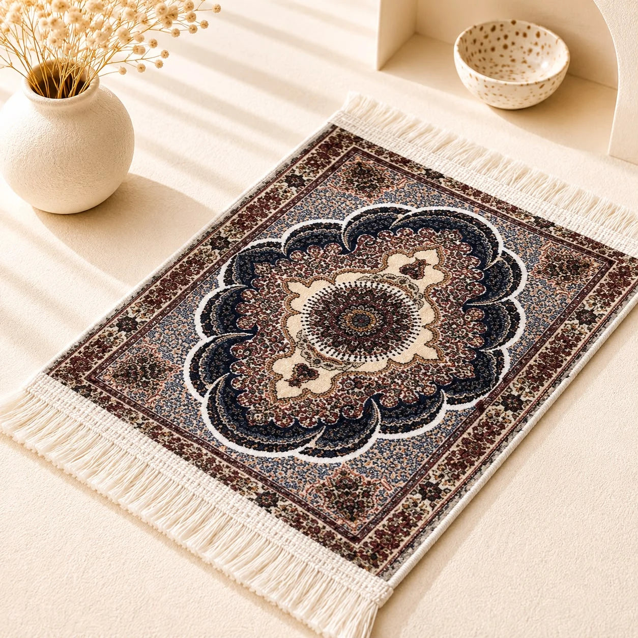 Carpeta de terciopelo medallón arena; Carpeta de terciopelo medallón arena con motivos textiles visibles y terminación decorativa