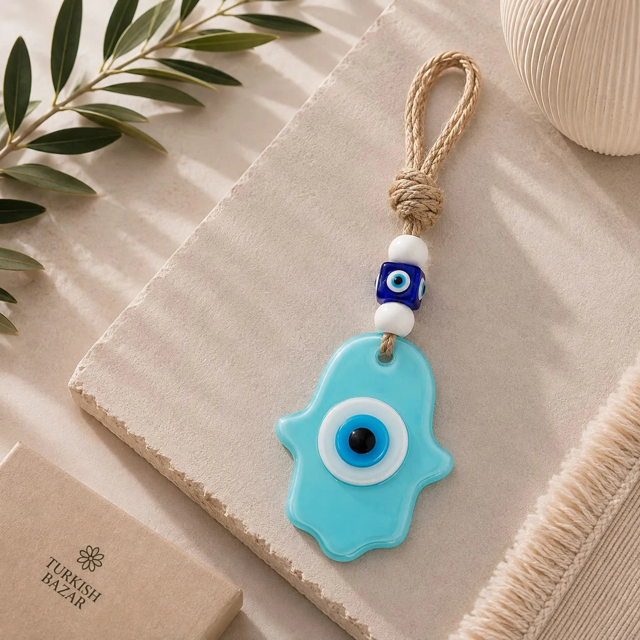 Mano de Fátima Celeste; Mano de Fátima Celeste como pieza decorativa de inspiración turca, con detalles visibles en su diseño