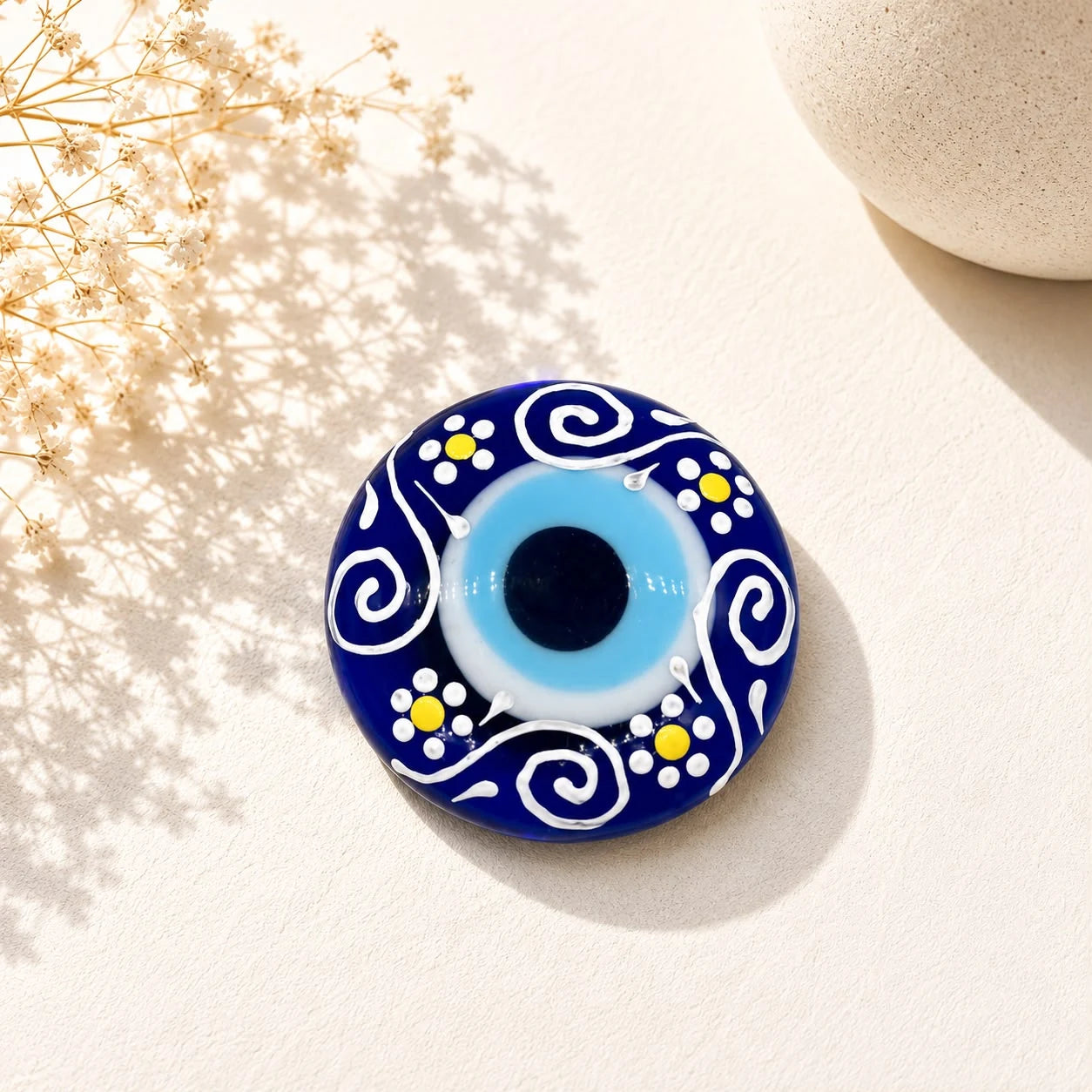 Imán ojo turco filigrana azul; Imán ojo turco filigrana azul con ojo turco visible en una combinación de colores definida por su diseño