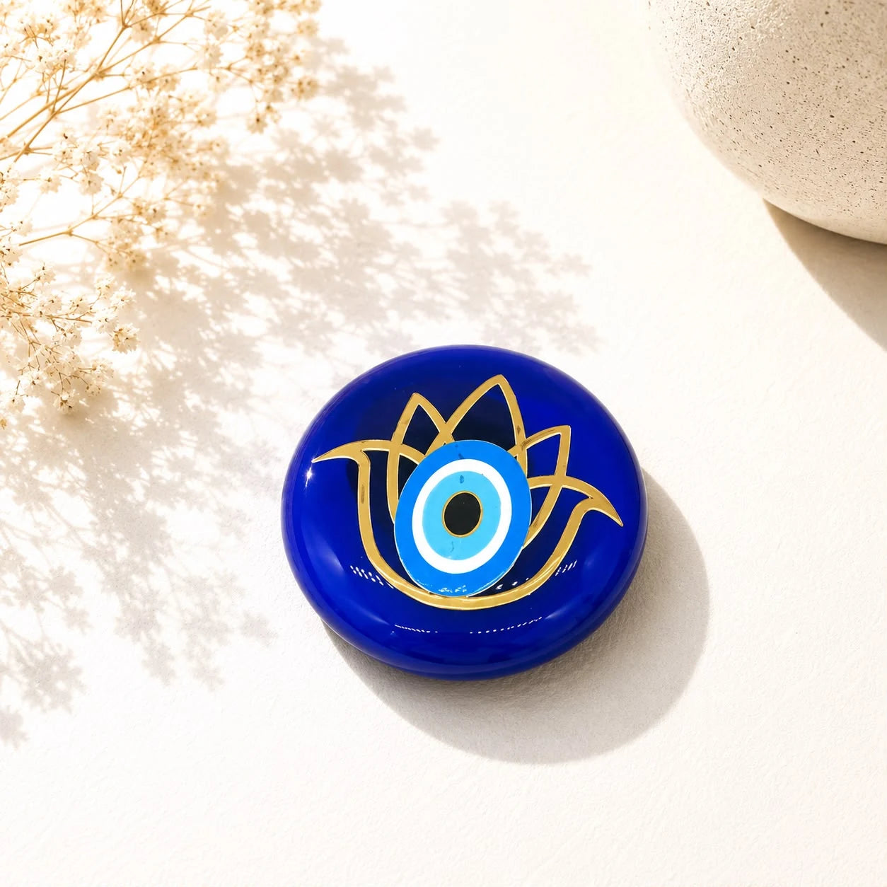 Imán ojo turco flor de loto; Imán ojo turco flor de loto con ojo turco visible en una combinación de colores definida por su diseño