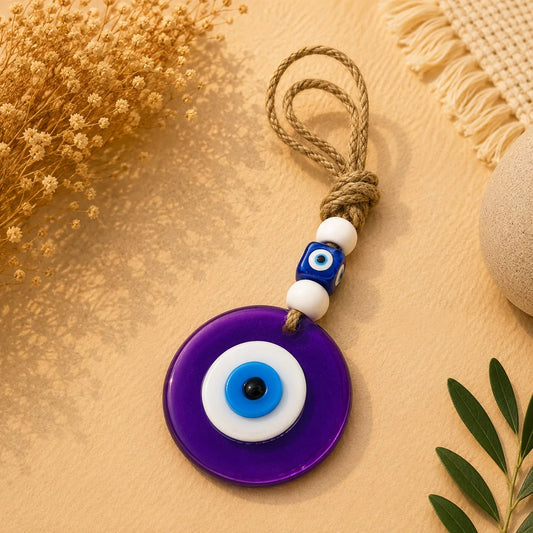 Ojo turco violeta; Ojo turco violeta como pieza decorativa de inspiración turca, con detalles visibles en su diseño