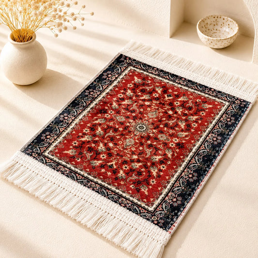 Carpeta de terciopelo medallón rojo; Carpeta de terciopelo medallón rojo con motivos textiles visibles y terminación decorativa