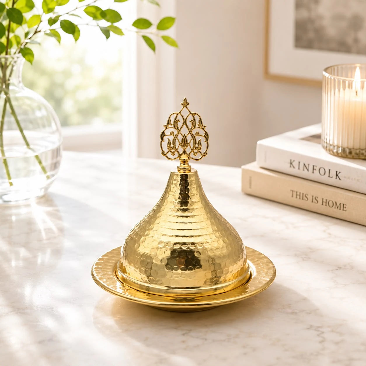 Tajine Dorado; Tajine Dorado con detalles visibles que realzan su presencia en la mesa o el hogar