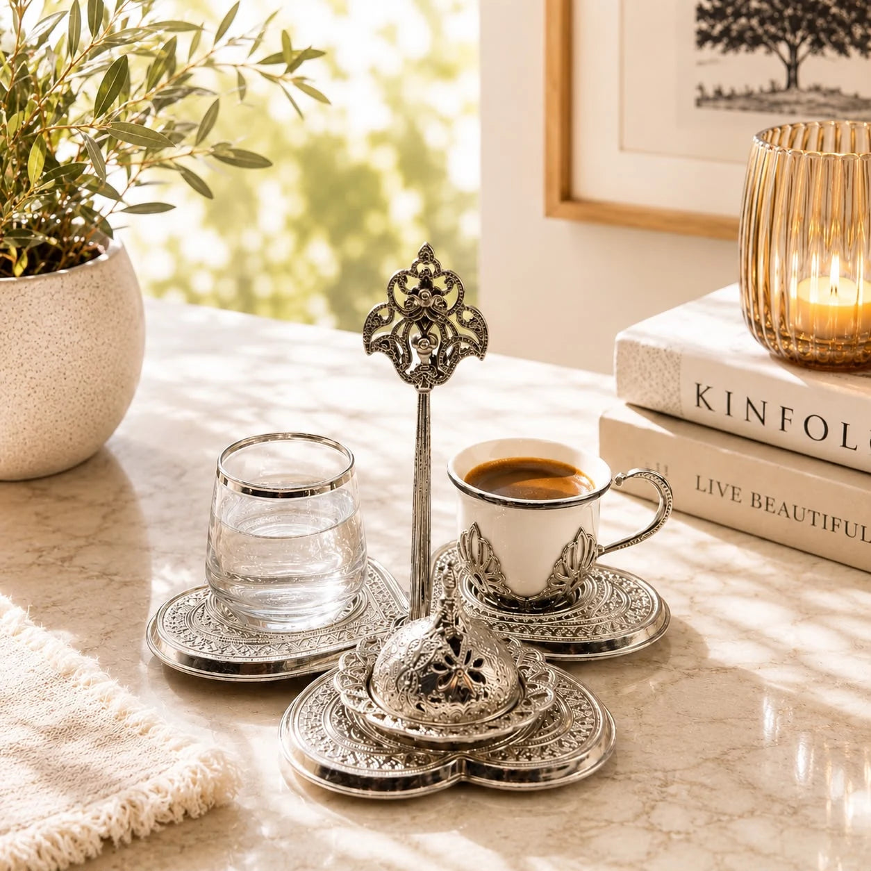 Set de café trio plateado; Set de café trio plateado con detalles visibles que realzan su presencia en la mesa o el hogar