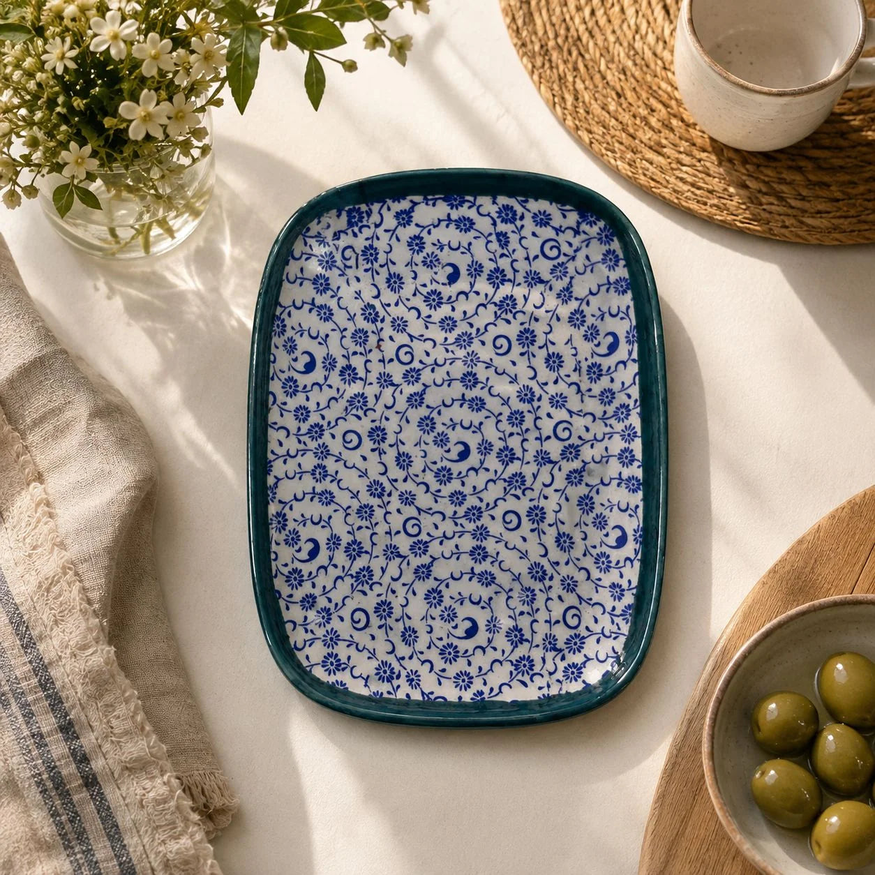 Bandeja rectangular blanca con estampado floral azul fino repetido y borde verde azulado