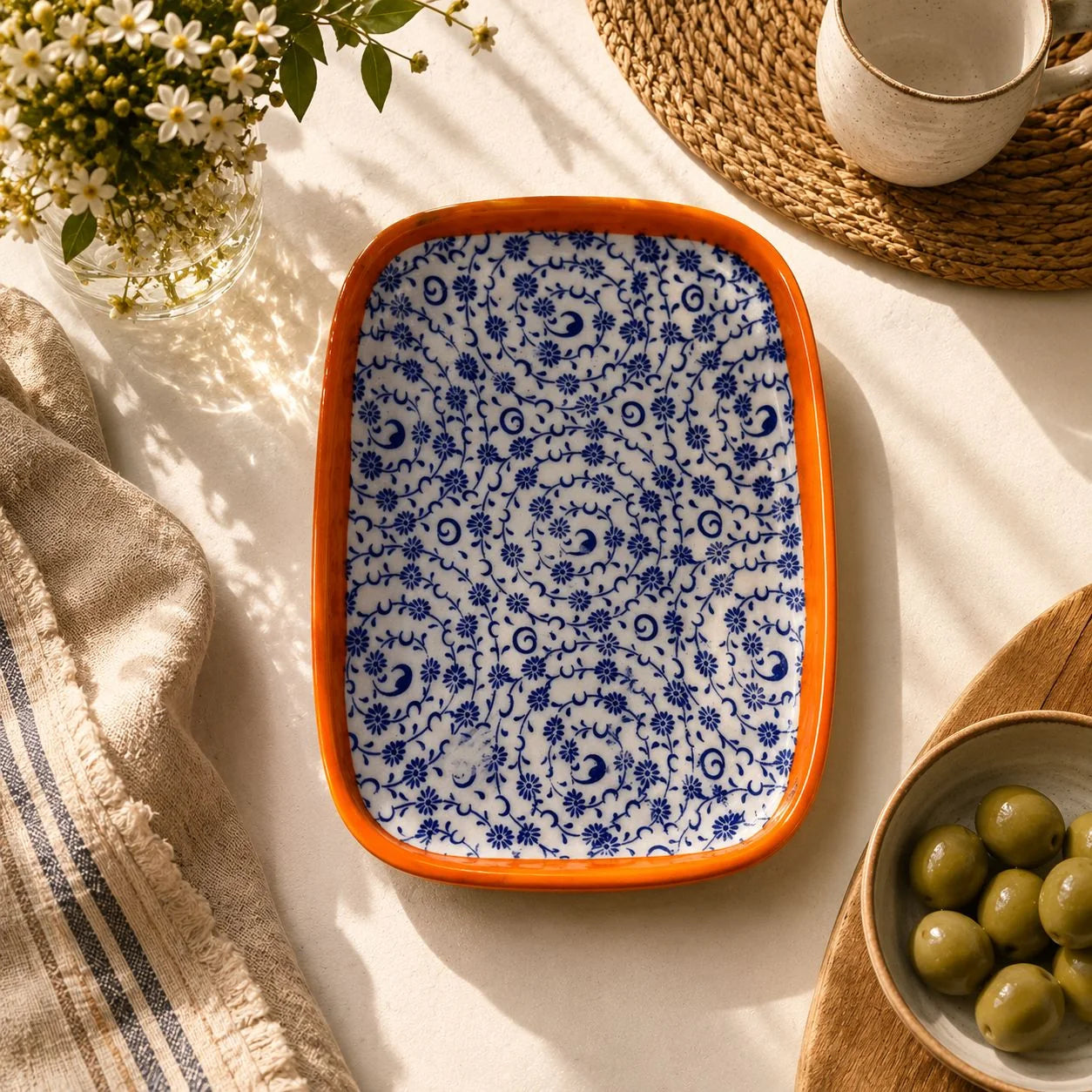 Bandeja rectangular blanca con estampado floral azul fino repetido y borde naranja