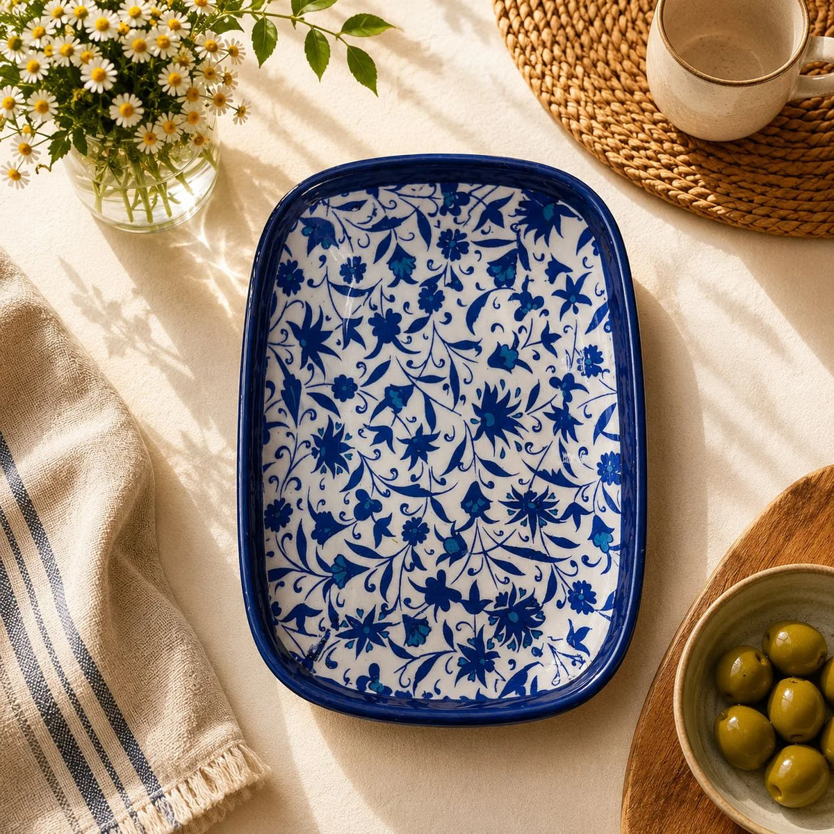 Bandeja blanca con flores azules puntiagudas tipo estrella y borde azul marino