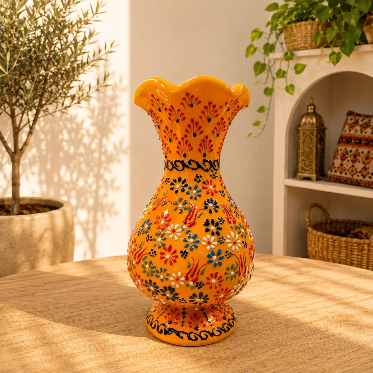 Florero de cerámica naranja de 25 cm sobre fondo neutro