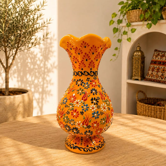 Florero de cerámica naranja de 25 cm sobre fondo neutro