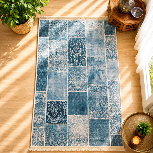 Alfombra de terciopelo patchwork azul; Alfombra de terciopelo patchwork azul con un diseño visible que aporta un acento decorativo al ambiente