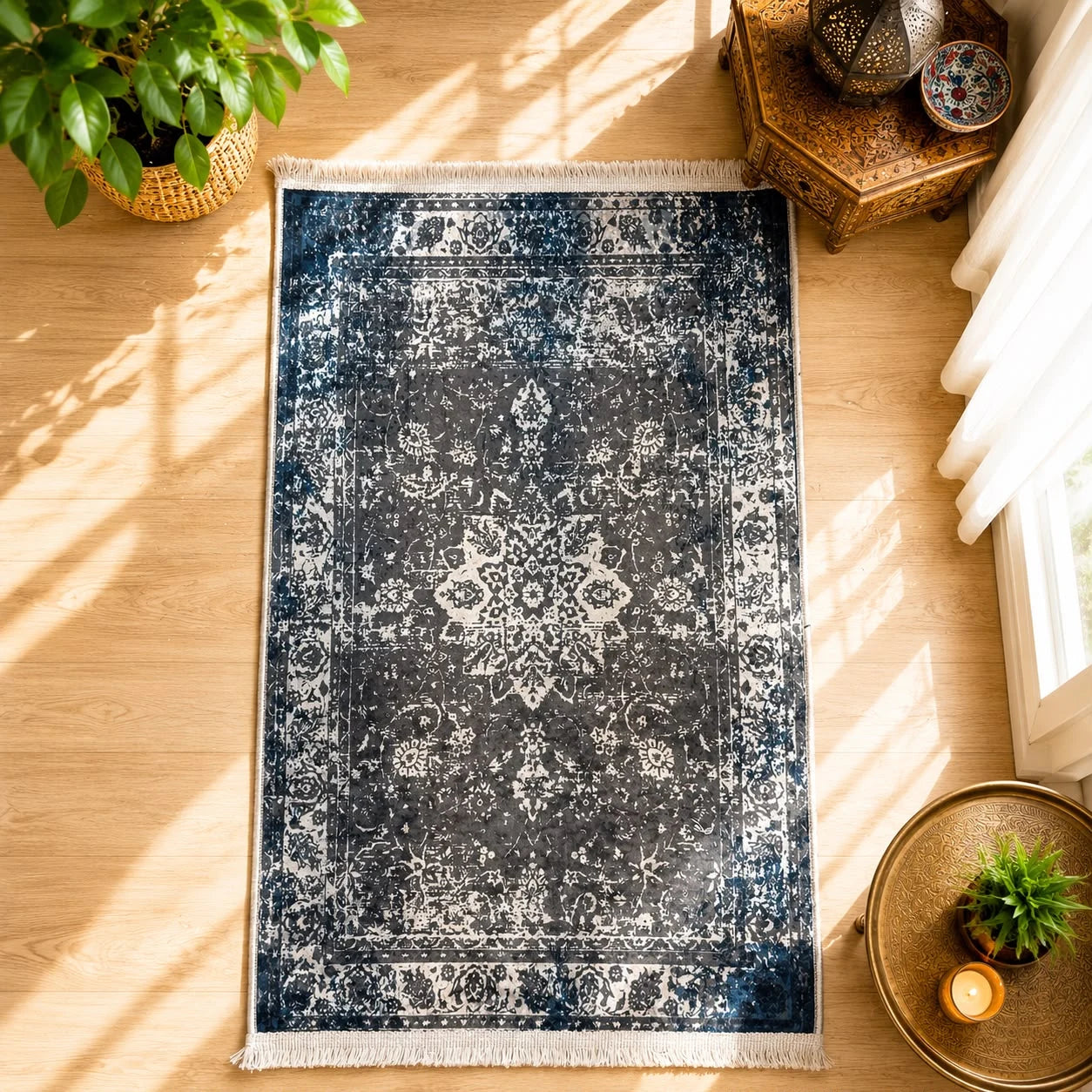 Alfombra de terciopelo medallón negro; Alfombra de terciopelo medallón negro con un diseño visible que aporta un acento decorativo al ambiente