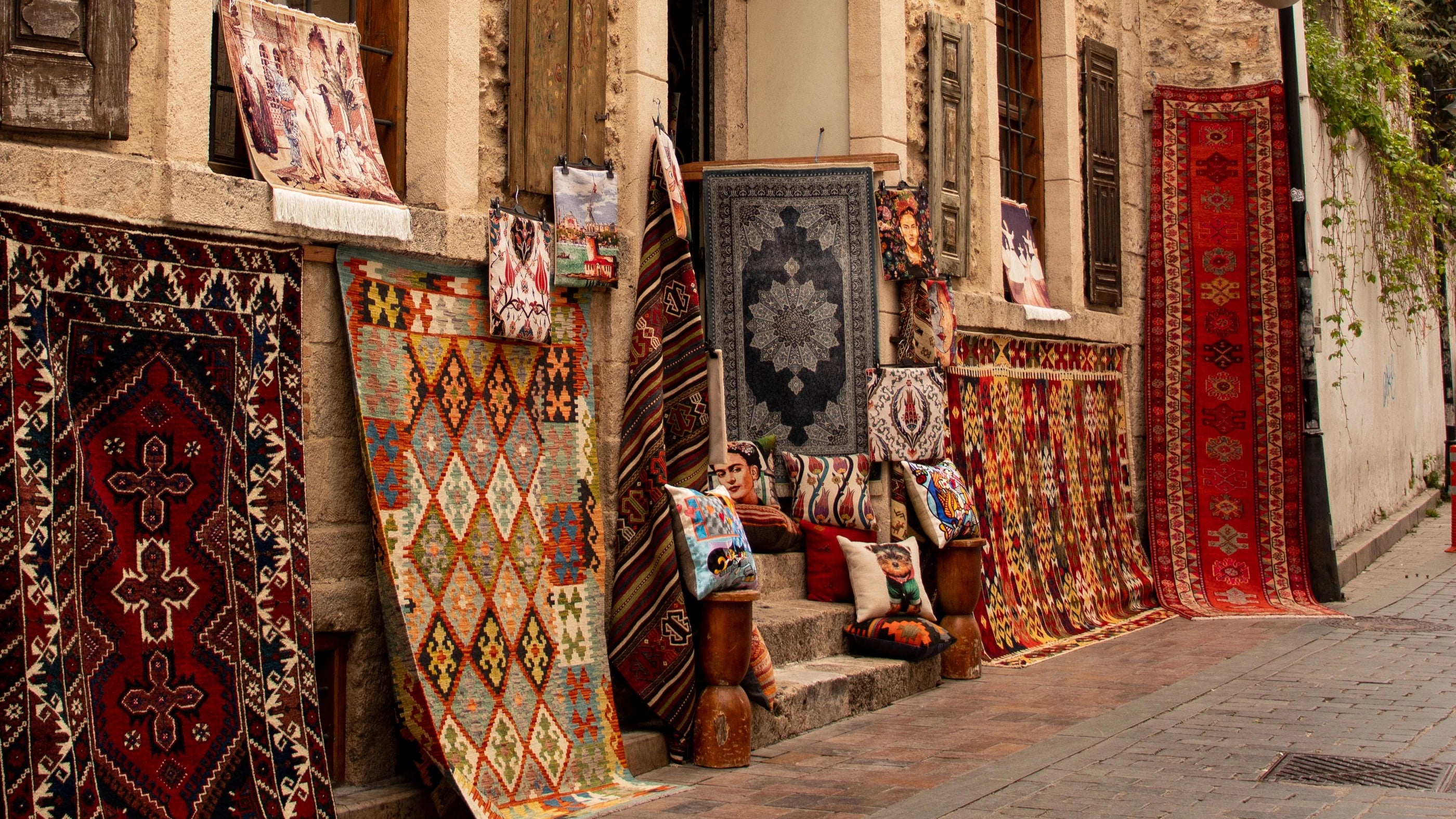 Calle con alfombras turcas colgadas y almohadones