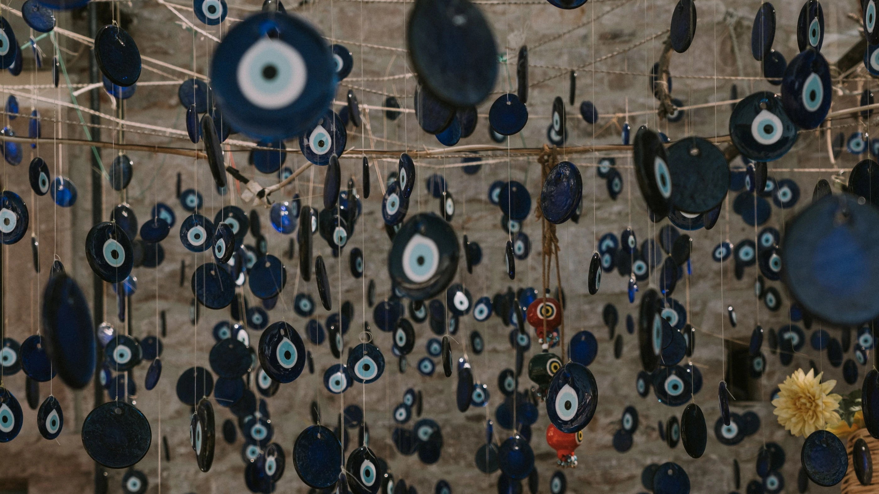 Instalación de amuletos de ojo turco colgando del techo