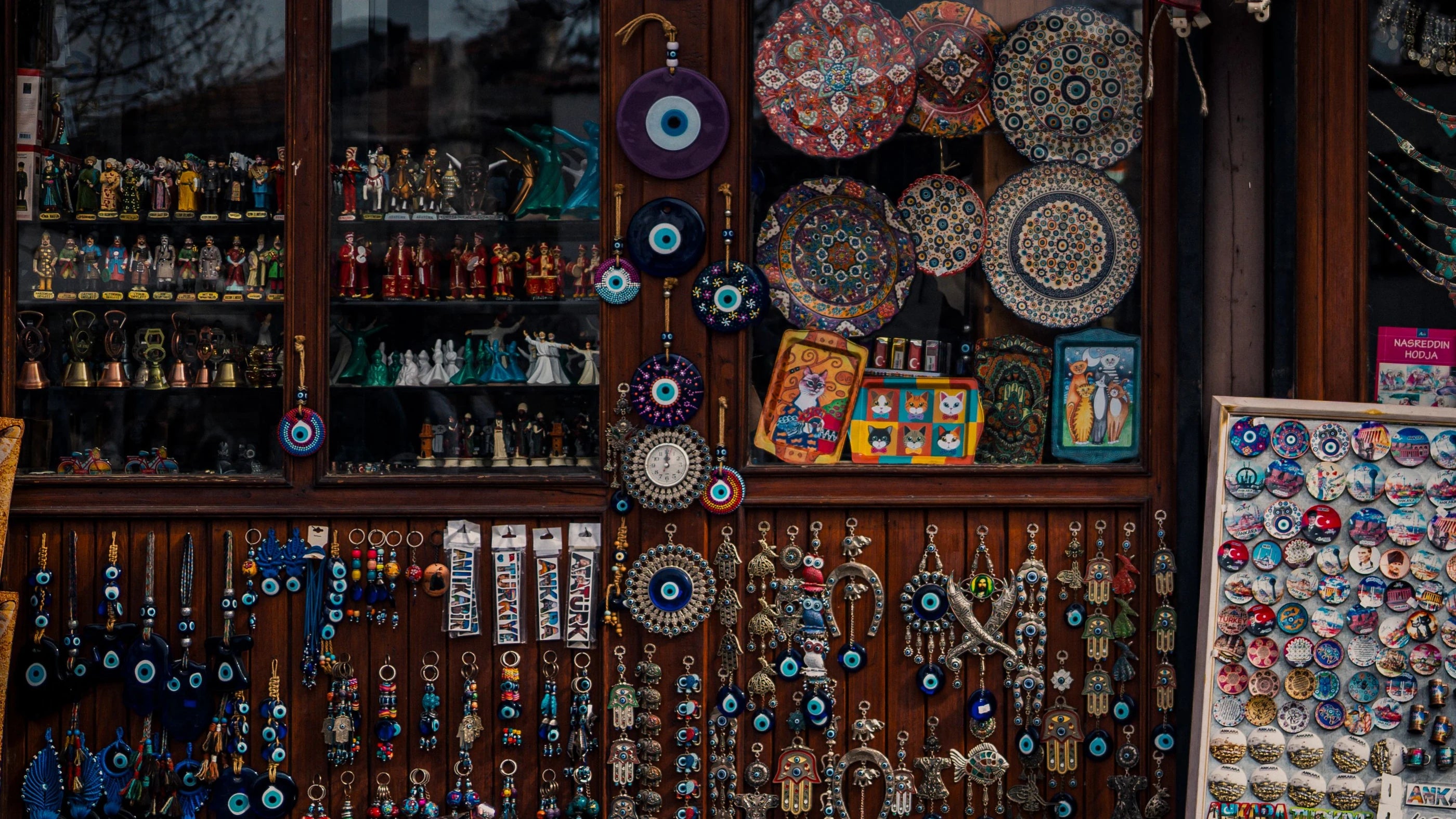 Vidriera de amuletos, llaveros y platos turcos