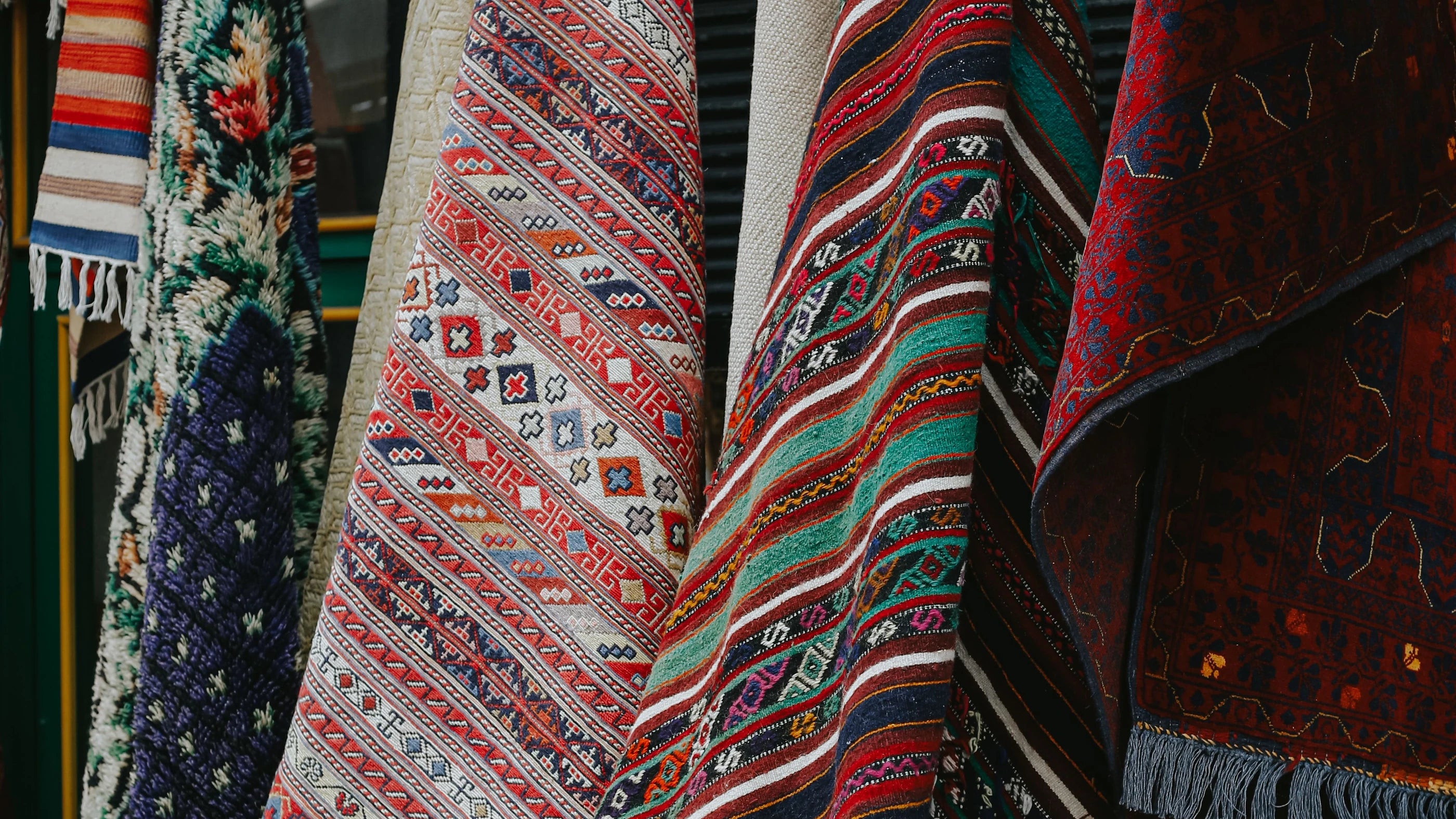 Alfombras kilim colgadas en tienda