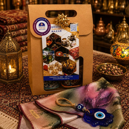 Box 18 – Set Personal: Un elegante y especial set que combina la delicadeza de un pañuelo de seda con el simbolismo de la Mano de Fátima.