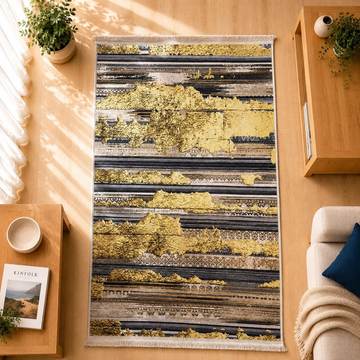 Alfombra de terciopelo franjas doradas; Alfombra de terciopelo franjas doradas con un diseño visible que aporta un acento decorativo al ambiente