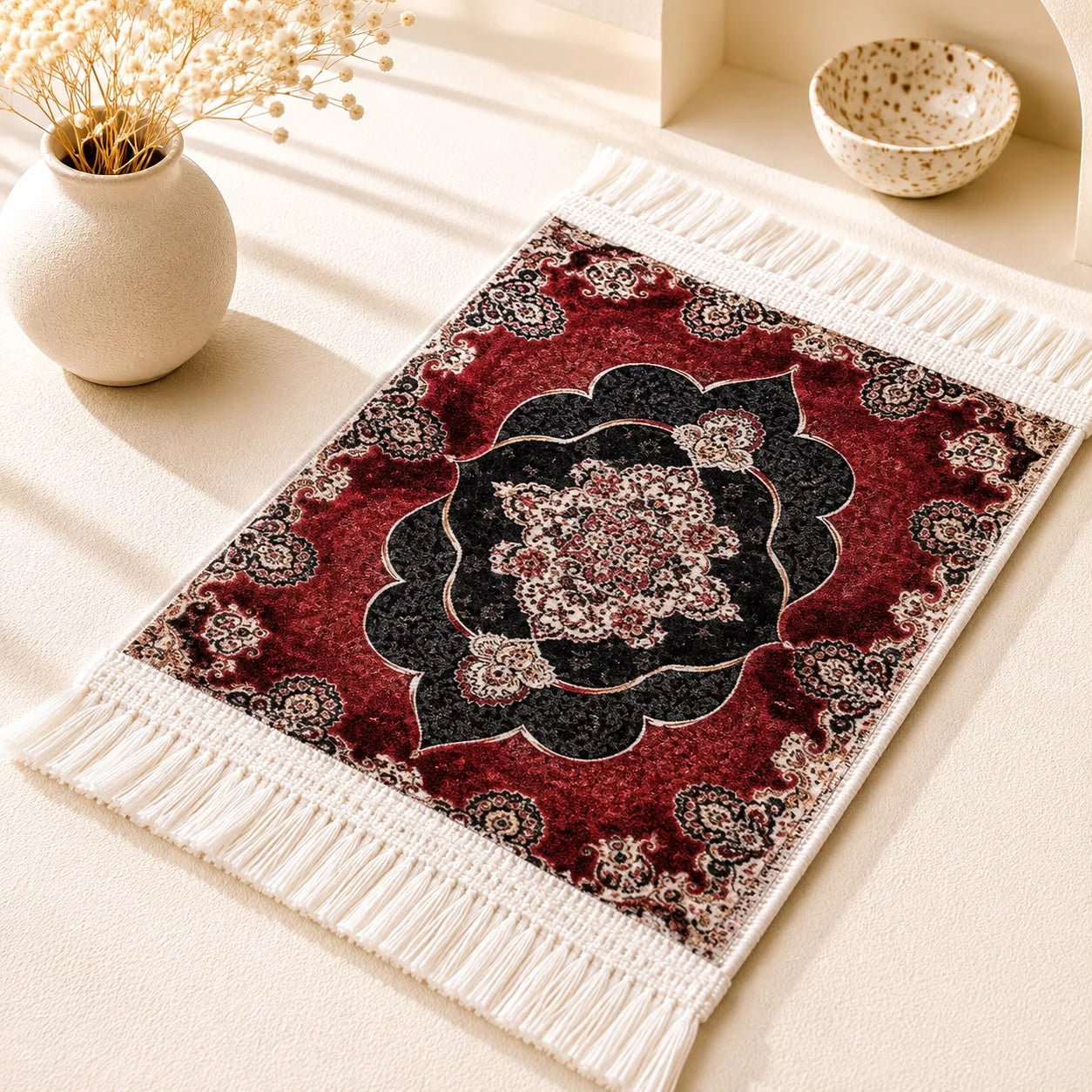 Carpeta de terciopelo medallón borgoña; Carpeta de terciopelo medallón borgoña con motivos textiles visibles y terminación decorativa