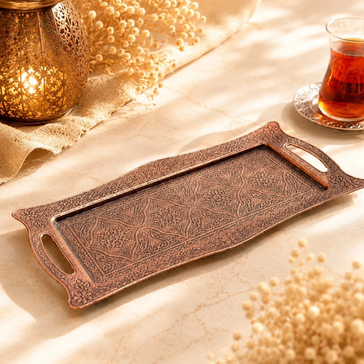 Bandeja Rectangular Cobre; Bandeja Rectangular Cobre con detalles visibles que realzan su presencia en la mesa o el hogar