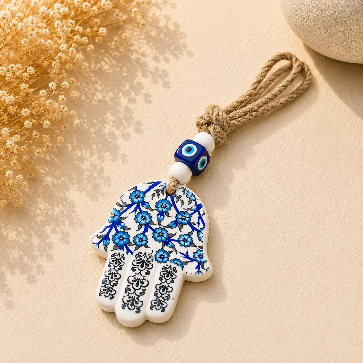 Colgante mano de Fátima azulejos azules; Colgante mano de Fátima azulejos azules como pieza decorativa de inspiración turca, con detalles visibles en su diseño