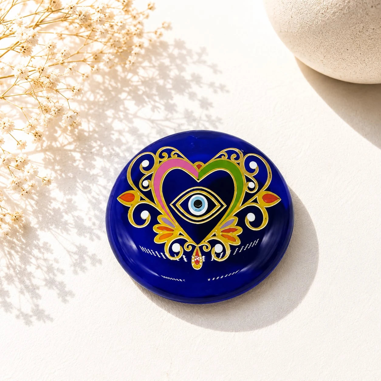 Imán ojo turco corazón dorado; Imán ojo turco corazón dorado con ojo turco visible en una combinación de colores definida por su diseño