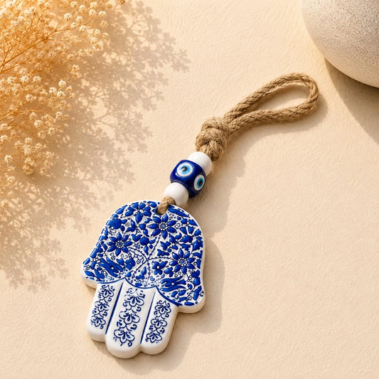Colgante mano de Fátima azul floral; Colgante mano de Fátima azul floral como pieza decorativa de inspiración turca, con detalles visibles en su diseño