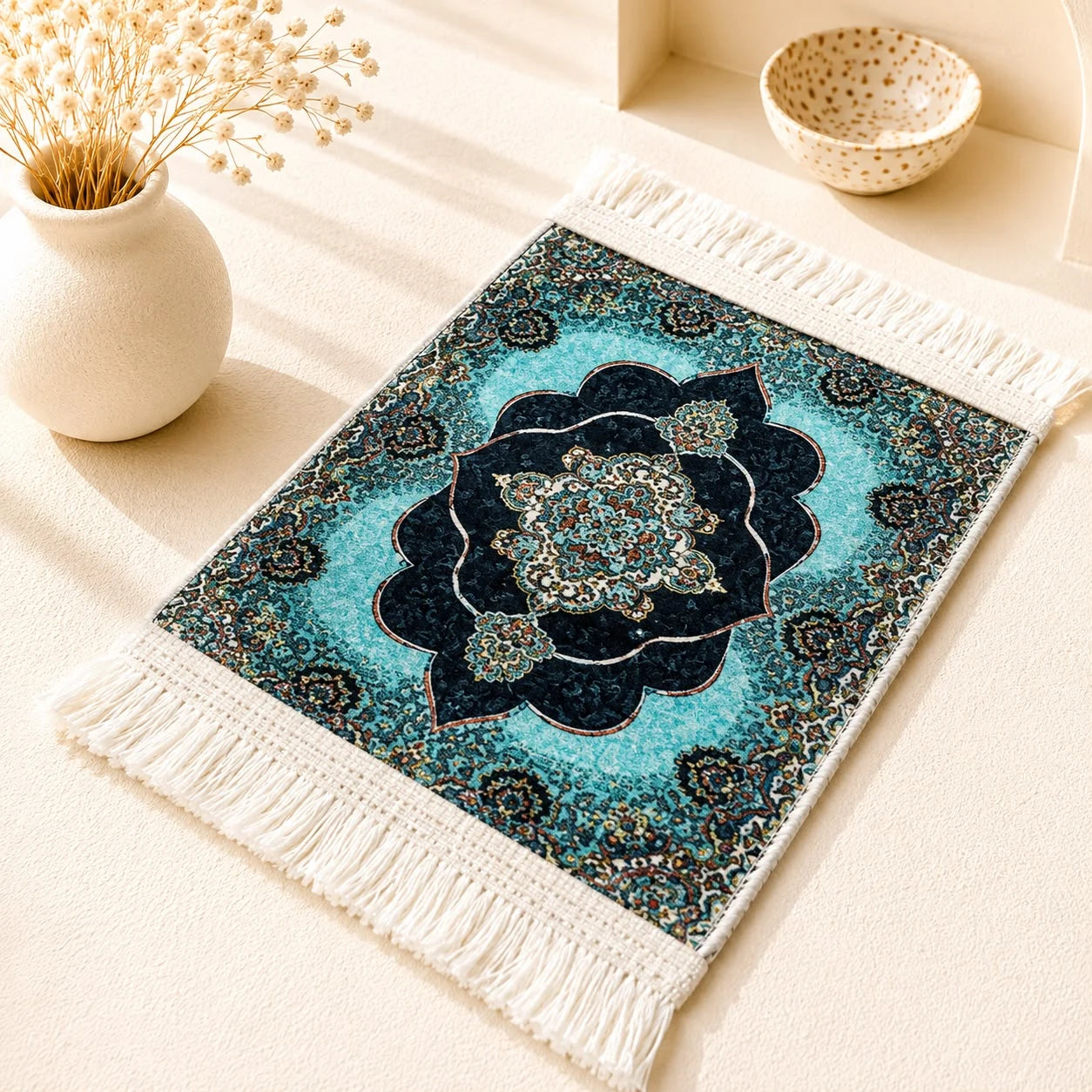 Carpeta de terciopelo medallón turquesa; Carpeta de terciopelo medallón turquesa con motivos textiles visibles y terminación decorativa