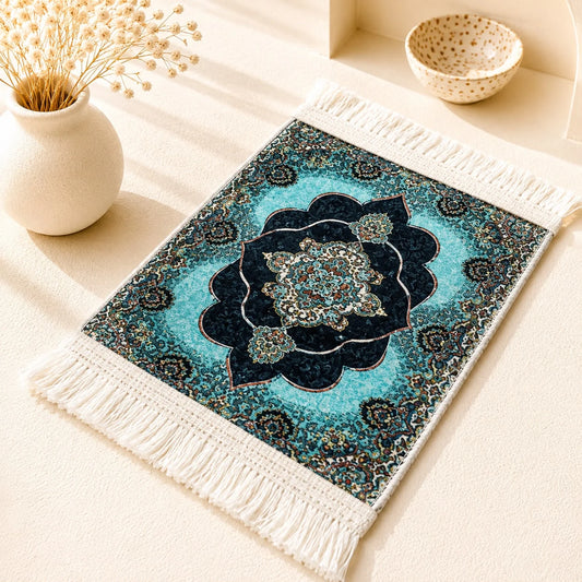 Carpeta de terciopelo medallón turquesa; Carpeta de terciopelo medallón turquesa con motivos textiles visibles y terminación decorativa