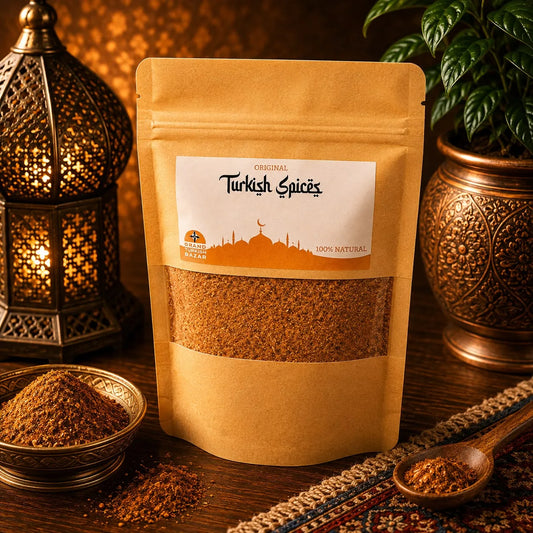 Especia turca Garam Masala en bolsa kraft con ventana, con un cuenco de la mezcla junto a un candil turco