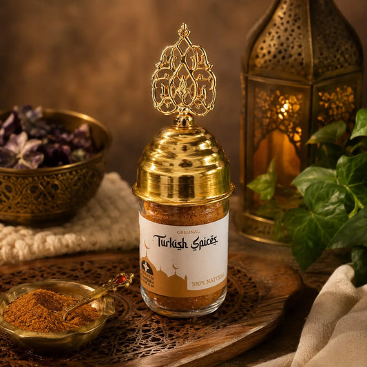 Especia turca Turkish Spices en frasco de vidrio, con un cuenco de la mezcla junto a un candil turco