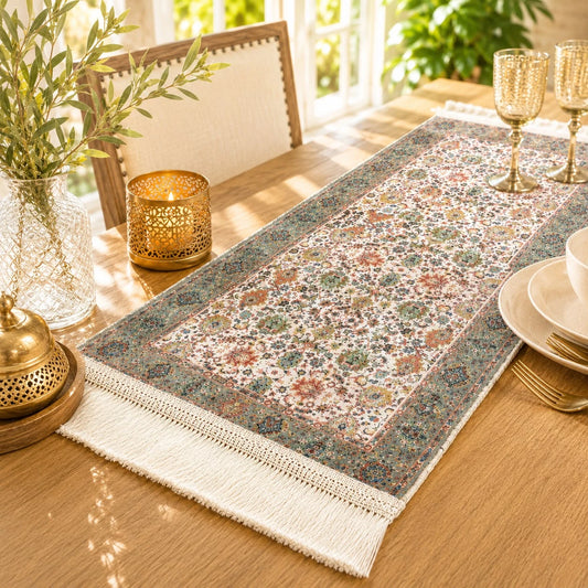 Carpeta de terciopelo floral clásico; Carpeta de terciopelo floral clásico con motivos textiles visibles y terminación decorativa