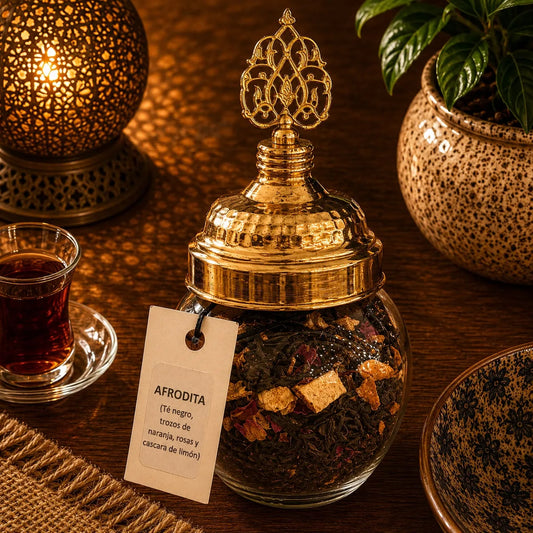 Blend de té turco Afrodita a granel en frasco de vidrio, hojas e ingredientes visibles