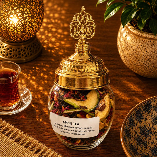 Blend de té turco Apple Tea a granel en frasco de vidrio, hojas e ingredientes visibles