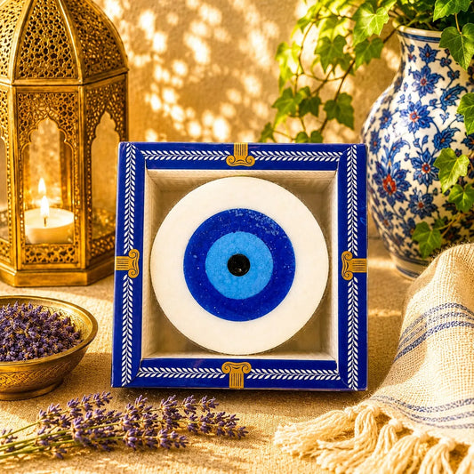 Jabón artesanal con forma de ojo turco, aroma White Soap Parfume, sobre un marco decorativo con motivos otomanos